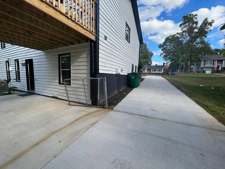 Comfy Lower Lvl Apt With Jetted Tub Near Uptown And Unc Charlotte Exterior photo